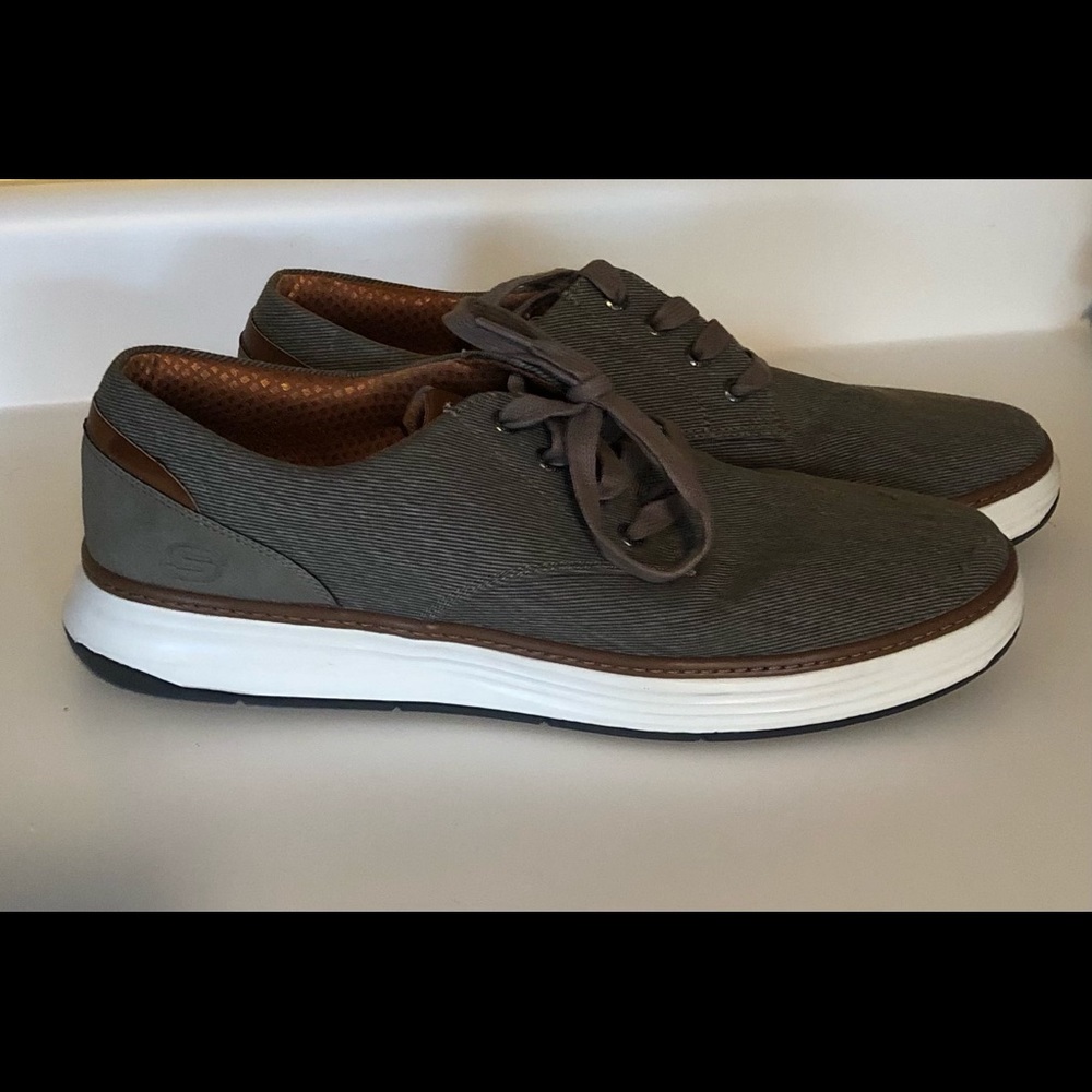 Skechers Men's Gray Lace-Up Oxfords with White Sole